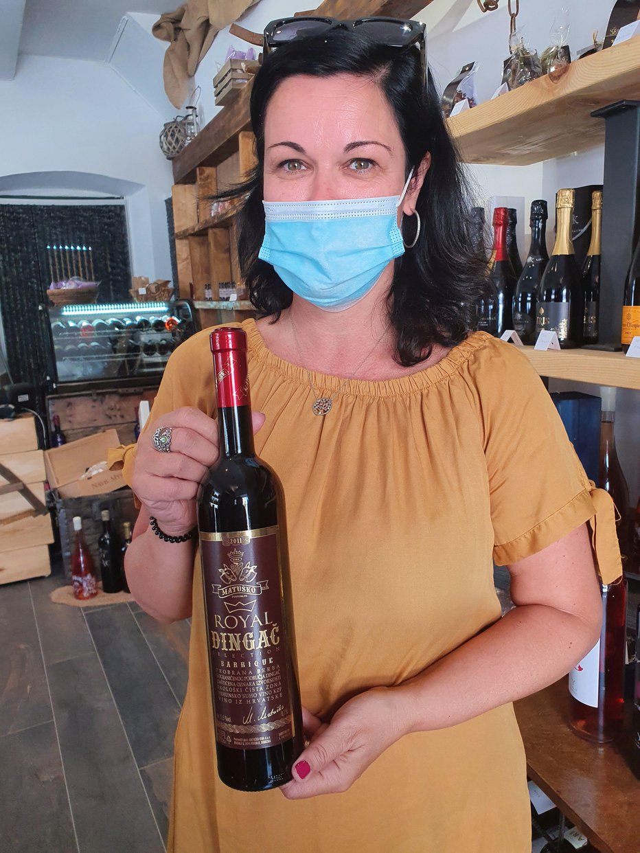 Fotografija: Stranke iz Slovenije vina največkrat kupijo za darilo, pravi Žana.