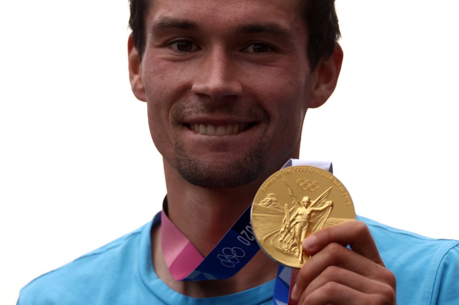 Fotografija: Pa jo ima: Primož je ponosno pokazal zlato olimpijsko medaljo. FOTO: Christian Hartmann, Reuters