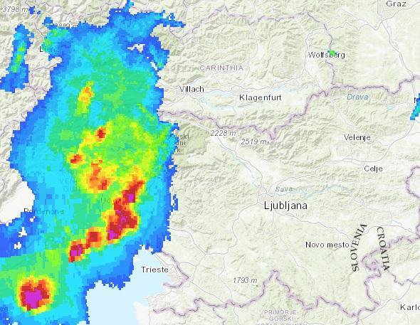 Nevihtni sistem, ki k nam prihaja iznad Italije. FOTO: Arso