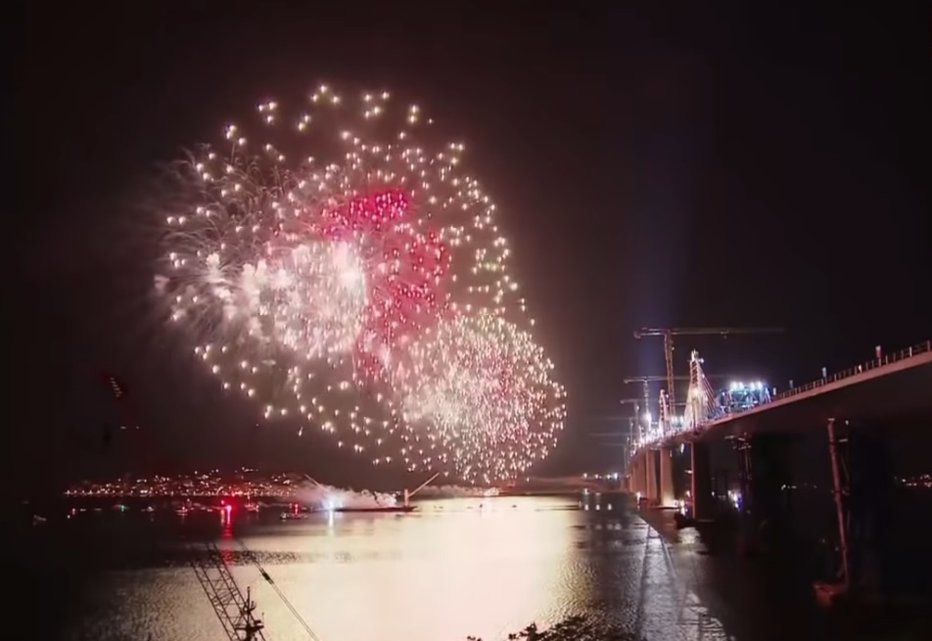 Fotografija: Ognjemet ob spojenem mostu je razsvetlil nočno nebo. FOTO: Youtube, 24sata
