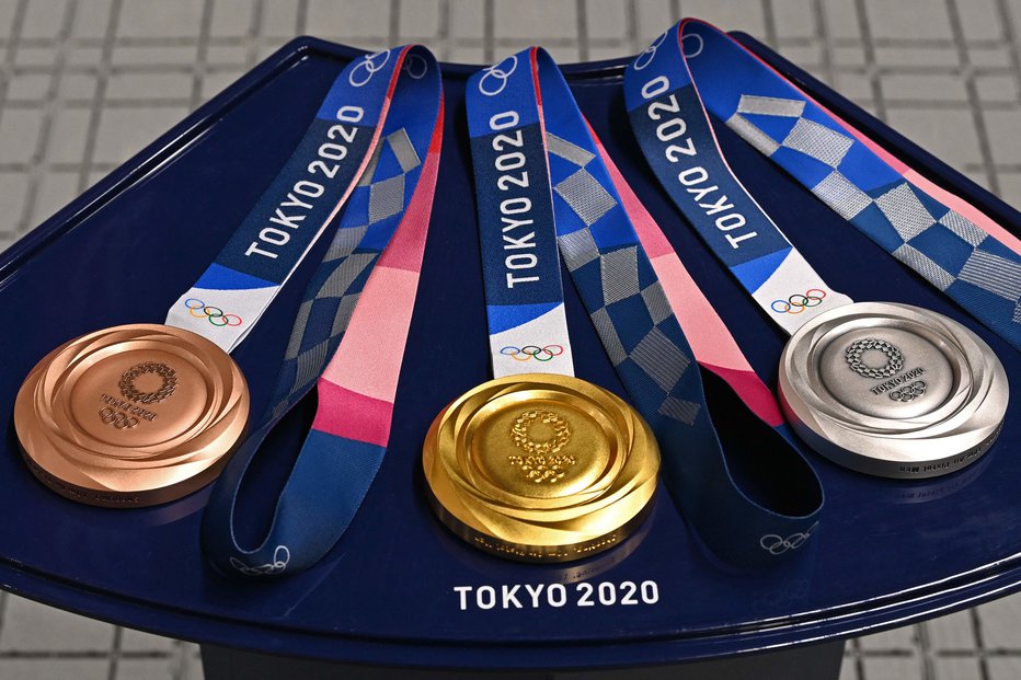 Fotografija: The Tokyo 2020 Olympic Games gold, silver and bronze medals are pictured before the podium ceremony of the mens 10m air pistol final at the Asaka Shooting Range in the Nerima district of Tokyo on July 24, 2021. (Photo by Tauseef MUSTAFA / AFP) FOTO: Tauseef Mustafa Afp