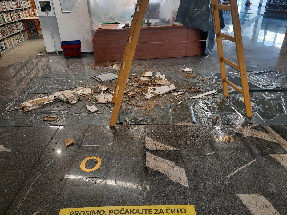 Fotografija: Ko so delno razkrili strop, se je vse, kar se je nabiralo leto in pol, usulo na pult za izposojo.