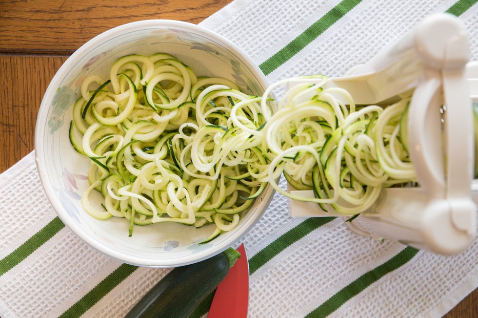 Fotografija: Za pripravo zelenjavnih špagetov potrebujemo posebne pripomočke. FOTO: Littleny/Getty Images