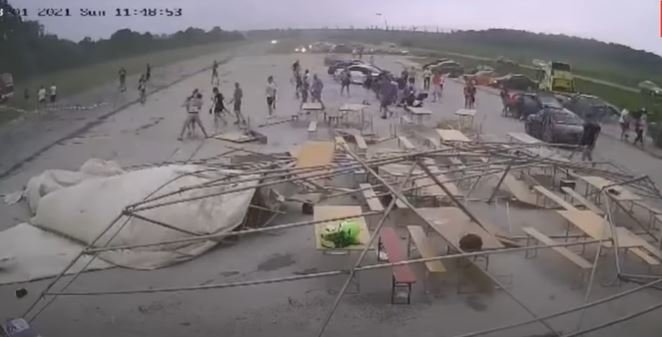 Fotografija: Orkanski veter je na Hrvaškem odpihil šotor, ljudje so panično bežali. FOTO: Youtube, posnetek zaslona