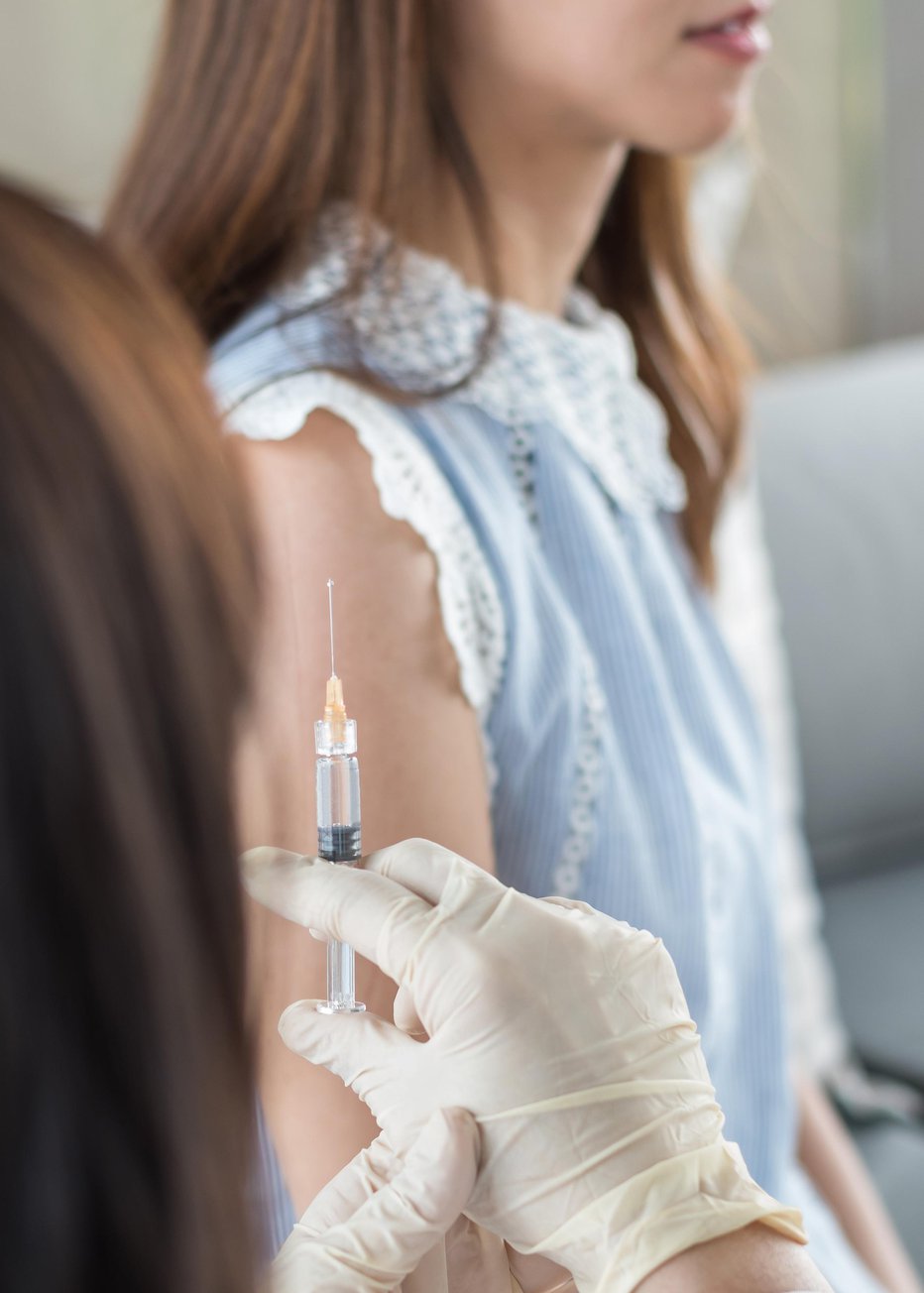 Fotografija: Cepljenje kot glavna zaščita proti covidu 19. FOTO: Noipornpan, Getty Images, Istockphoto
