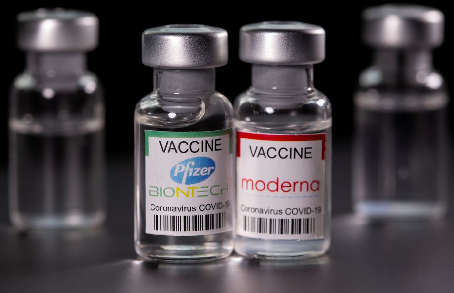 Fotografija: FILE PHOTO: Vials with Pfizer-BioNTech and Moderna coronavirus disease (COVID-19) vaccine labels are seen in this illustration picture taken March 19, 2021. REUTERS/Dado Ruvic/Illustration/File Photo FOTO: Dado Ruvic Reuters