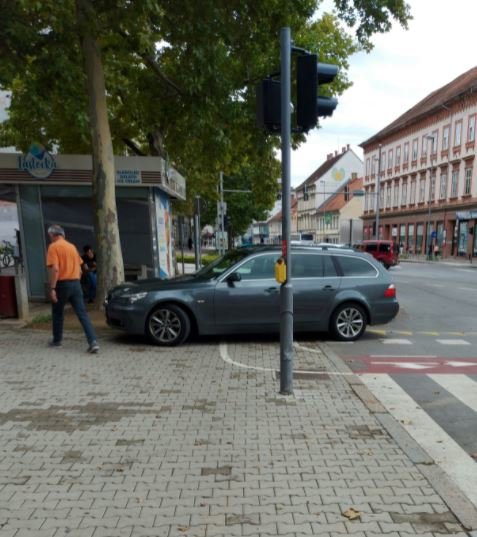 Fotografija: Takole je parkiral. FOTO: Cene, bralec poročevalec