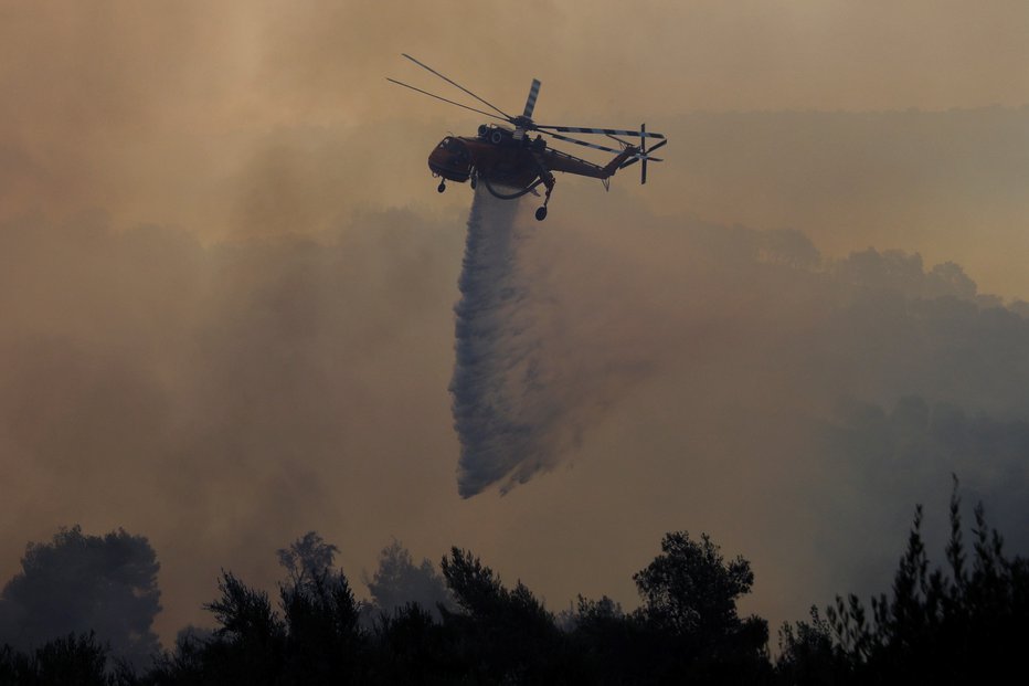 Fotografija: Hud vročinski val je prinesel tudi požare. FOTO: Costas Baltas Reuters