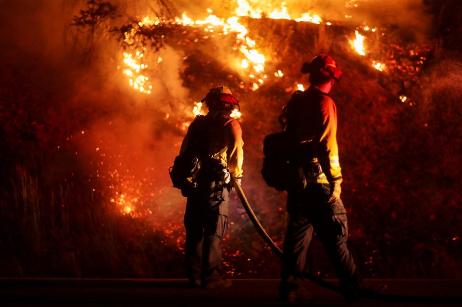 Fotografija: Gailscem delo otežuje gost in nevaren dim. FOTOGRAFIJI: David Swanson/Reuters
