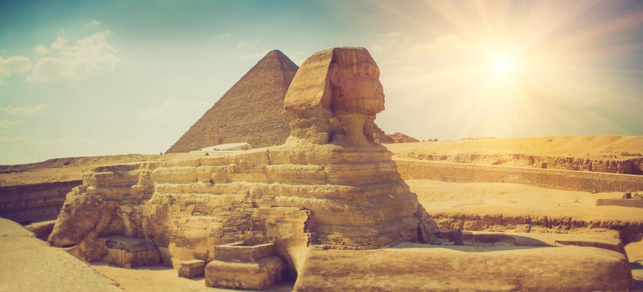 Fotografija: The full profile of the Great Sphinx with the pyramid in the background in Giza. Egypt. Filtered image:cross processed vintage effect.
