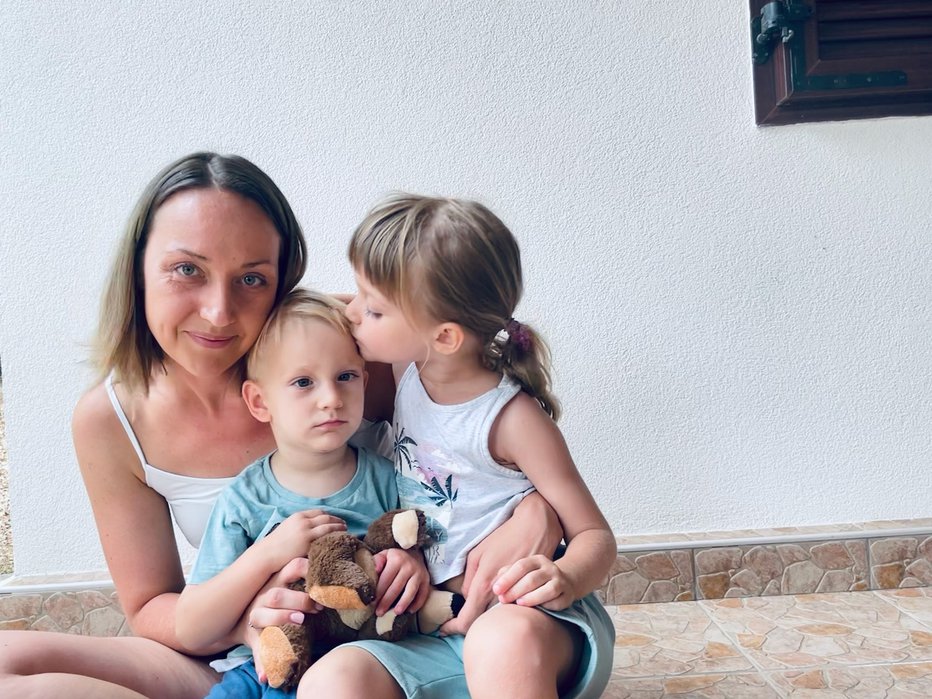 Fotografija: Trenutno je z mamico Špelo in triletno sestrico Ivo na počitnicah. FOTO: Osebni Arhiv