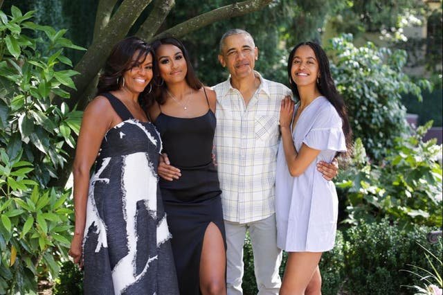 Fotografija: Z njim bodo tudi najpomembnješe ženske njegovega življenja – žena Michelle in hčerki Malia ter Sasha. FOTO: Osebni Arhiv