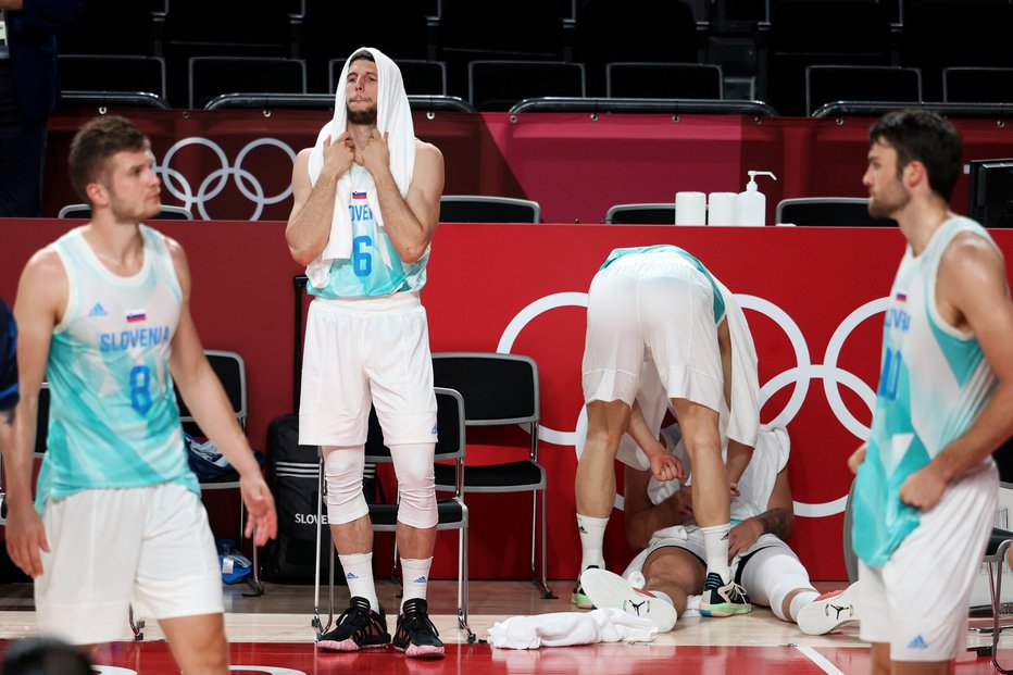 Fotografija: Slovenski košarkarji niso skrivali razočaranja po osvojitvi četrtega mesta. FOTO: Molly Darlington/Reuters