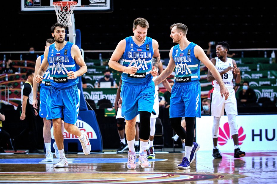 Fotografija: Mike Tobey, Luka Dončić in Zoran Dragić (z leve) že napovedujejo nov olimpijski juriš. FOTO: FIBA