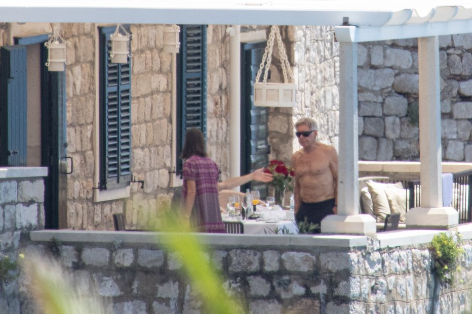 Fotografija: V razkošni vili v Dubrovniku se v krogu družine sončnim žarkom nastavlja Harrison Ford. FOTO: Grgo Jelavic/PIXSELL