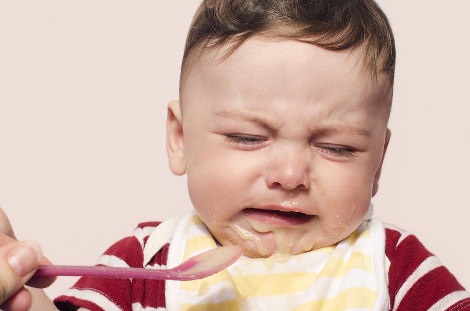Fotografija: Nekatera živila lahko dojenčkom škodijo. FOTO: Luanateutzi/shutterstock