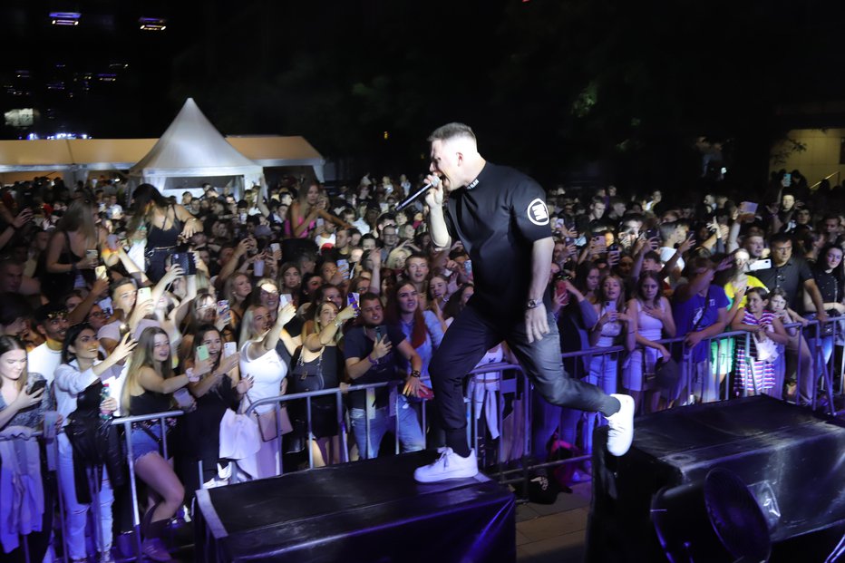 Fotografija: Poleg pevke Senidah je na veliki Restart Tour oder stopil tudi eden najbolj vročih hiphop izvajalcev v regiji, srbski pevec Relja Popović. FOTOgrafije: Marko Pigac