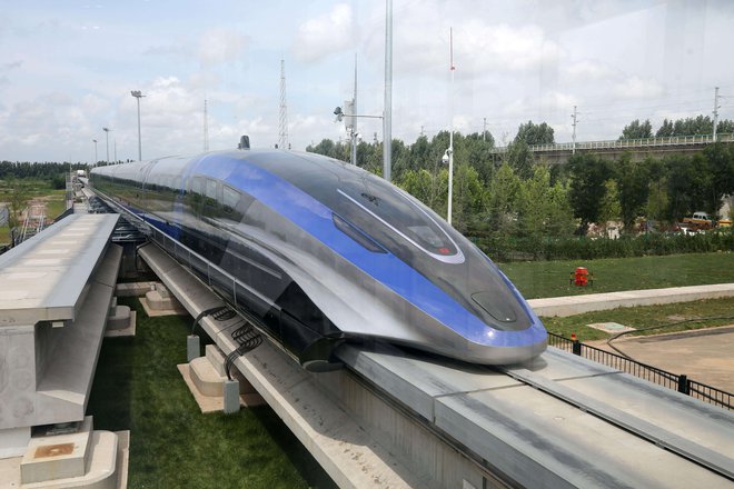 Kitajski lebdeči vlak naj bi dosegel hitrost 600 km/h. FOTO: Stringer/Reuters