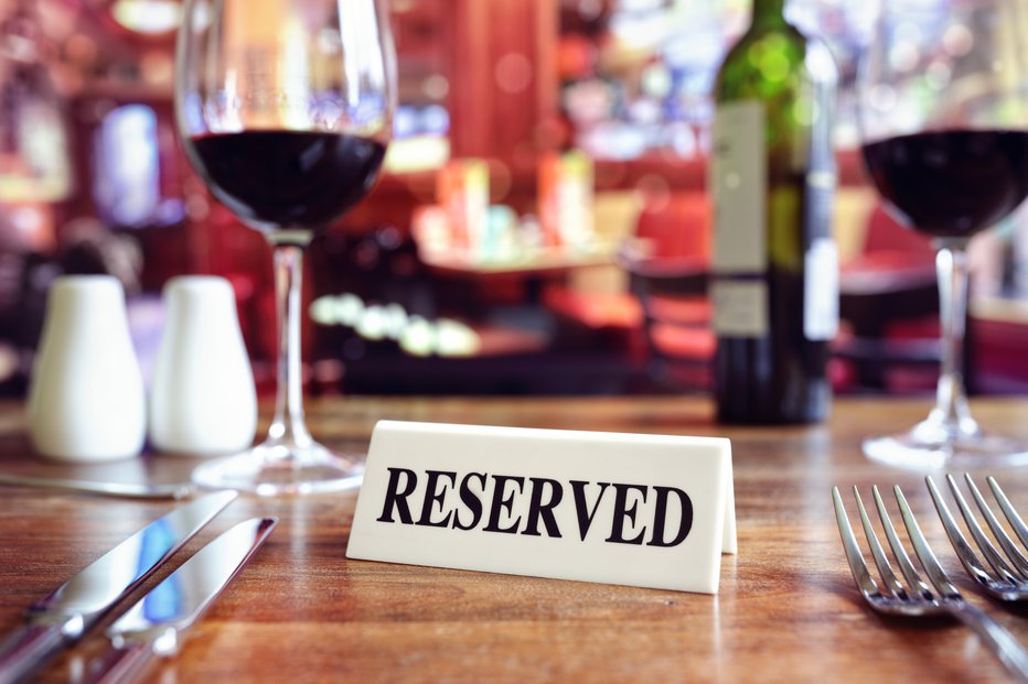 Fotografija: Brez rezervacije in minimalne potrošnje ne pridete do mize. FOTO: Brianajackson/Getty Images