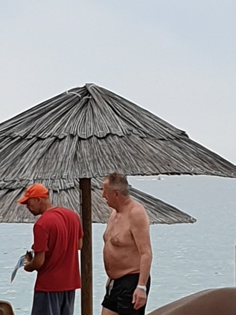 Minister za gospodarstvo Zdravko Počivalšek na morju v Punatu na Krku. FOTO: bralec Aleš