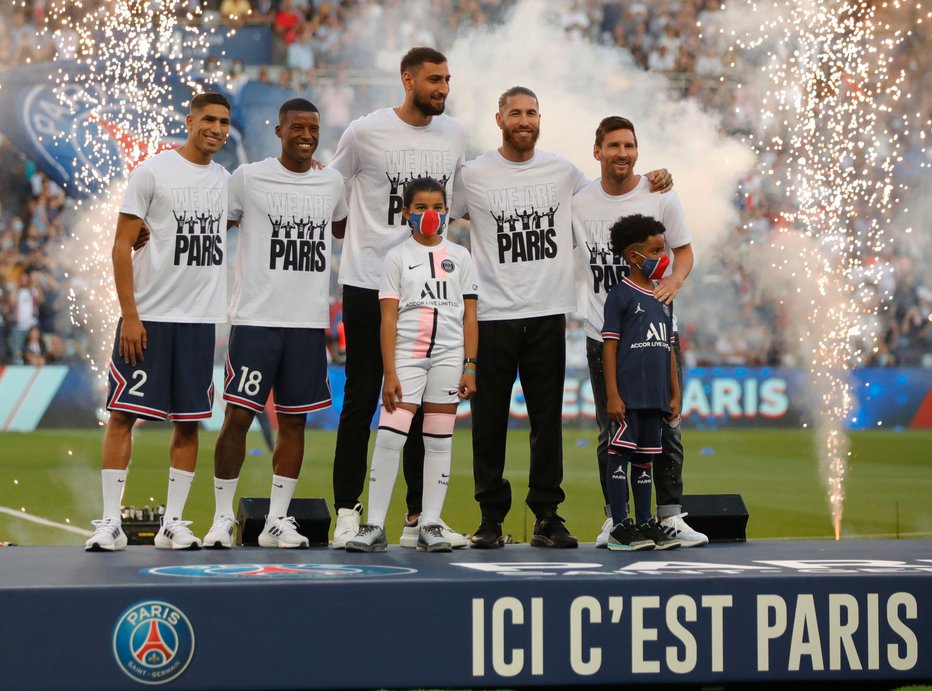 Fotografija: Novi pariški zvezdniki so pred tekmo s Strasbourgom pozdravili navijače. Igrala sta le Hakimi in Wijnaldum, na fotografiji oba levo. FOTO: Sarah Meyssonnier/Reuters