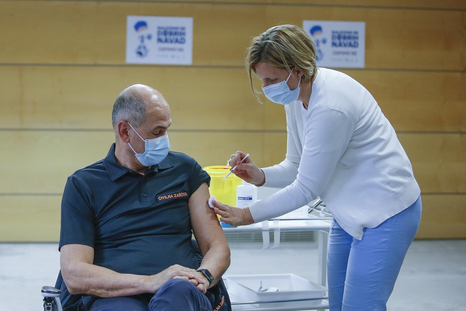 Fotografija: Janša je ponovno pozval k cepljenju. FOTO: Jože Suhadolnik, Delo