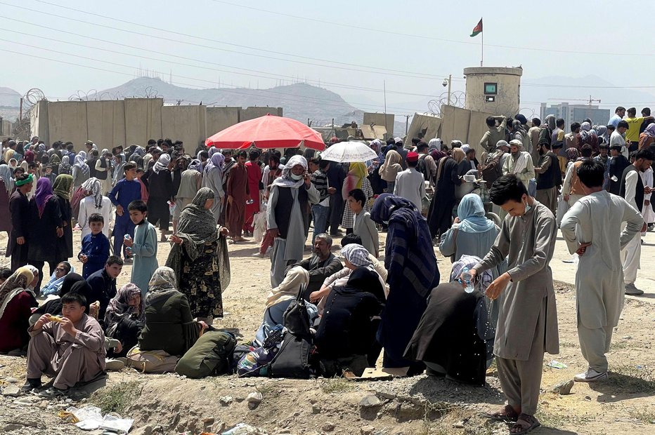 Fotografija: Ljudje bežijo iz države in čakajo pred letališčem v Kabulu, da bi lahko pobegnili. FOTO: Stringer, Reuters