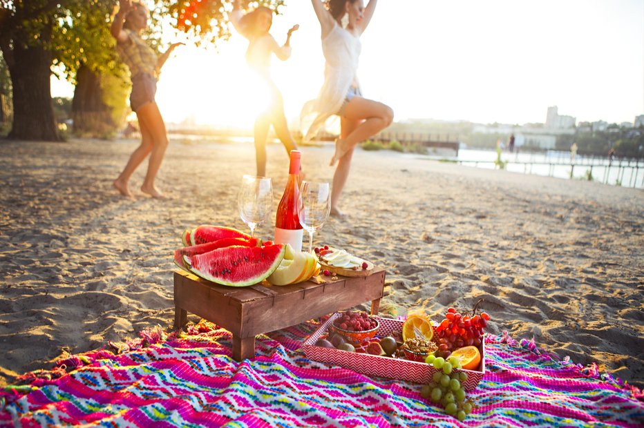 Fotografija: Prigrizki na plaži naj bodo okusni ter zdravi. FOTO: Petrenkod, Getty Images