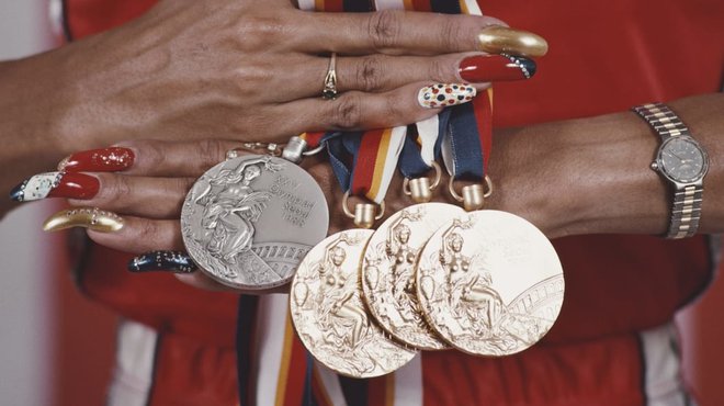Florence Griffith Joyner s svojimi štirimi olimpijskimi medaljami iz Seula leta 1988<br />
FOTO: Tony Duffy/GETTY IMAGES