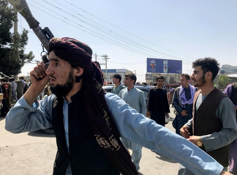 Fotografija: Talibani so priznali, da so pred letališčem streljali na množico. FOTO: Stringer, Reuters