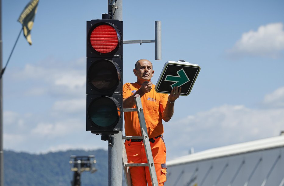 Fotografija: Gre za novo pravilo, ki sledi cilju povečati pretočnost v cestnem prometu. FOTO: Jože Suhadolnik, Delo