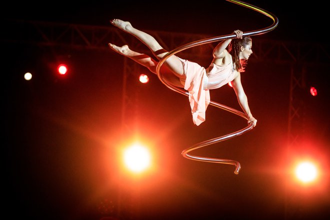 Zadnja zmagovalka iz leta 2019 <strong>Tjaša Dobravec</strong> trenutno ustvarja na Portugalskem, kjer obiskuje cirkuško šolo in pridobiva znanje nove discipline – chinese pole (kitajski drogi). Sodeluje s priznanimi umetniki z vsega sveta, po končanem šolanju pa se bo pridružila znamenitemu Cirque du Soleil.<br />
Foto Mediaspeed
