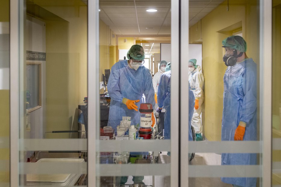 Fotografija: V bolnišnicah se že pripravljajo na četrti val, saj se število covidnih bolnikov vztrajno povečuje. FOTO: Voranc Vogel