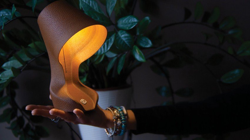 Fotografija: Namizna svetilka Ohmie je izdelana iz lupin sicilijanskih pomaranč. FOTO: Krill Design, arhiv