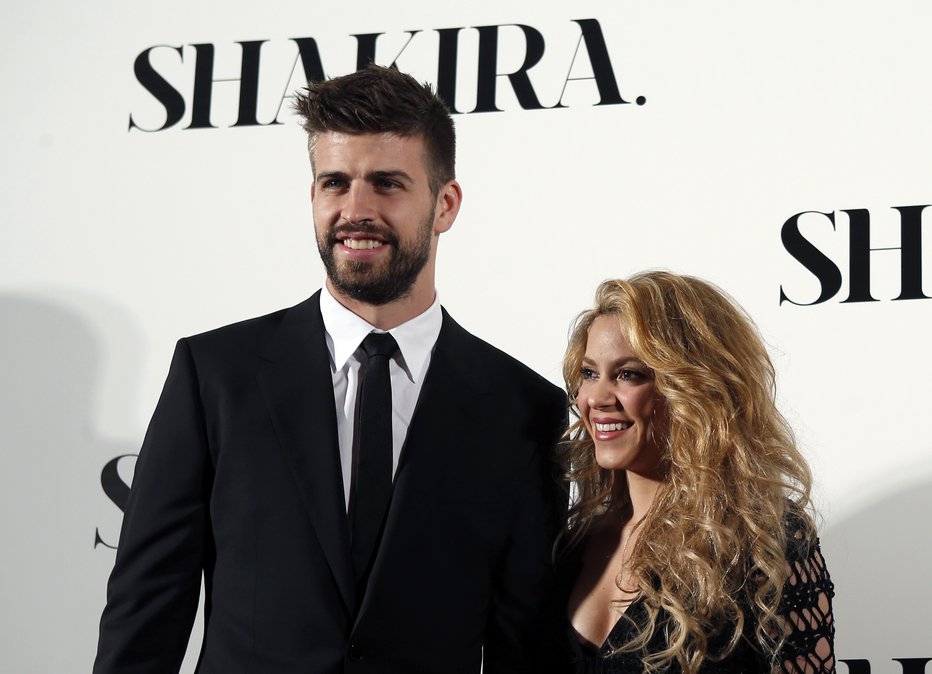 Fotografija: Vsaj tako uspešna v poslovnem svetu je tudi Piquejeva izbranka, kolumbijska pevka Shakira (oba na fotografiji). Njeno premoženje so nazadnje ocenili na 257 milijonov evrov. FOTO: Albert Gea/Reuters