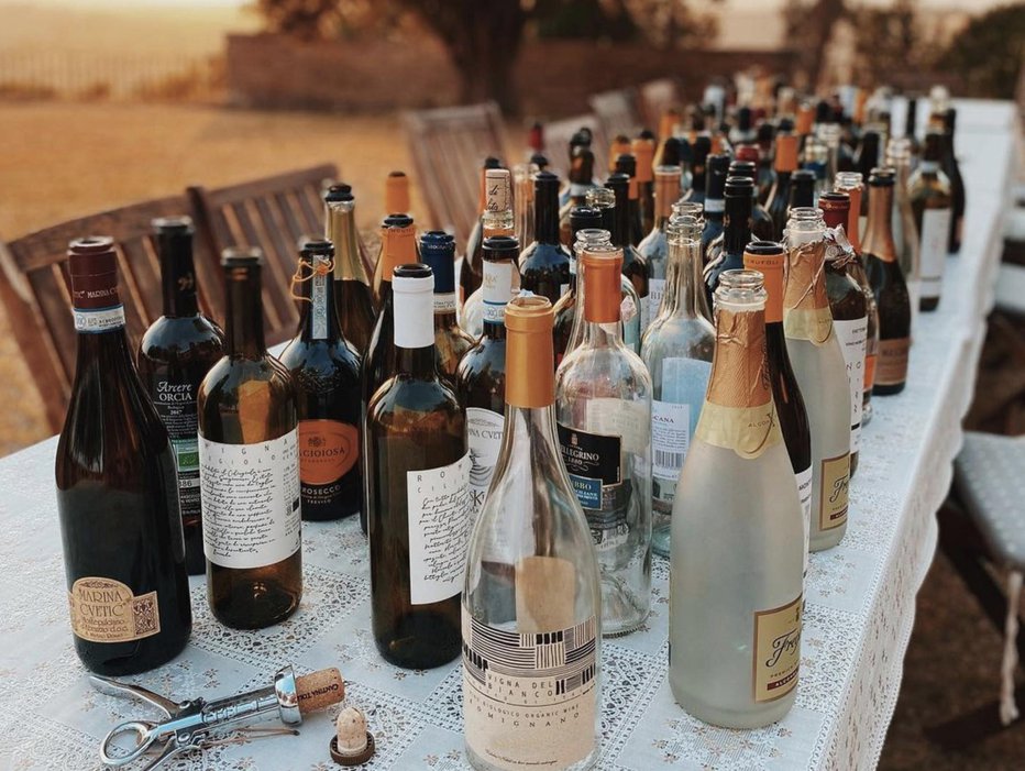 Fotografija: Slikovit pogled na zbirko izpraznjenih steklenic je dokaz, da je bilo praznovanje uspešno.