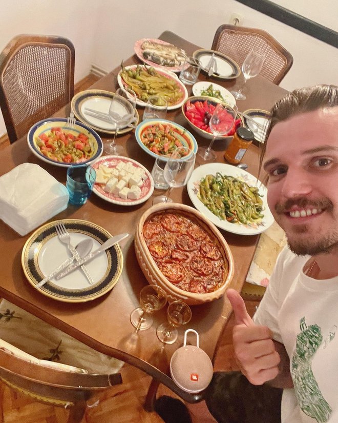 Kori zelo rad kuha, zato so ga Makedonci naučili pripravljati domače jedi. Njegova miza se šibi pod dobrotami, kot so značilne pečene makedonske paprike z olivnim oljem, kozji sir, makedonska solata, tafče grafče, ki je podoben pasulju, svež paradižnik in ribe, ki jih je naš radijec ulovil sam. FOTO: osebni arhiv
