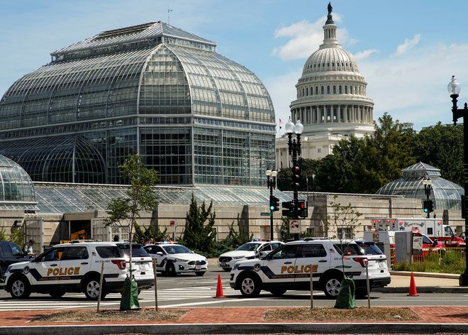 Pred Kapitol so prihiteli policisti in preiskovalci zveznega urada. FOTO: Elizabeth Frantz/Reuters