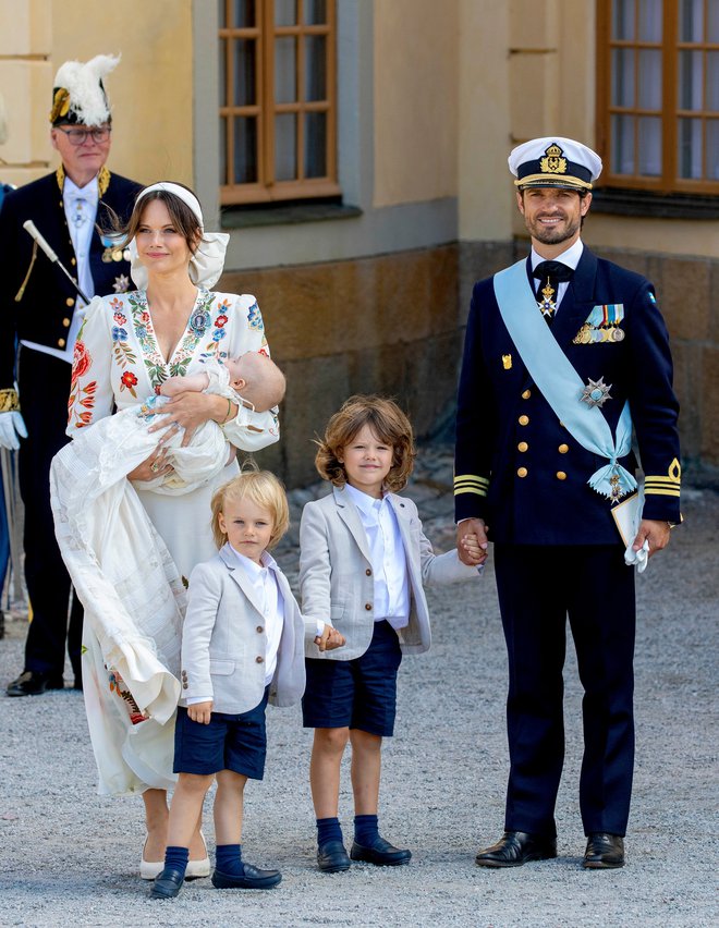 Kraljevi par ima še petletnega princa Aleksandra in triletnega princa Davida.