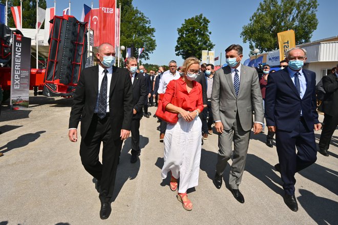 Minister Jože Podgoršek, veleposlanica Florence<strong> </strong>Ferrari in predsednik Borut Pahor v spremstvu gostitelja Janeza Erjavca