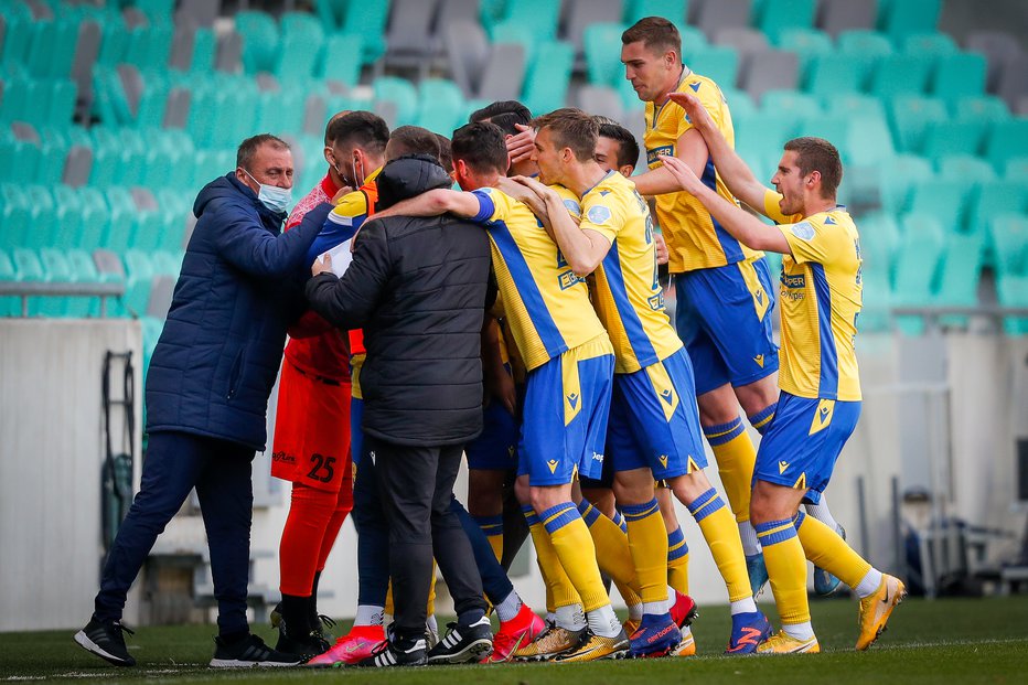 Fotografija: Nogometaši Kopra so se veselili nove velike zmage. FOTO: Uroš Hočevar