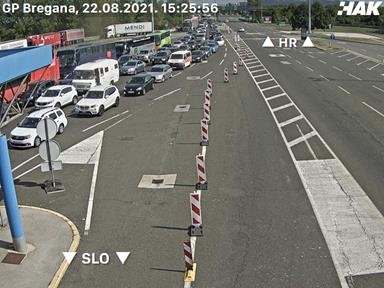 Mejni prehod Bregana (hrvaška stran: čakanje na vstop v Slovenijo). FOTO: Hak