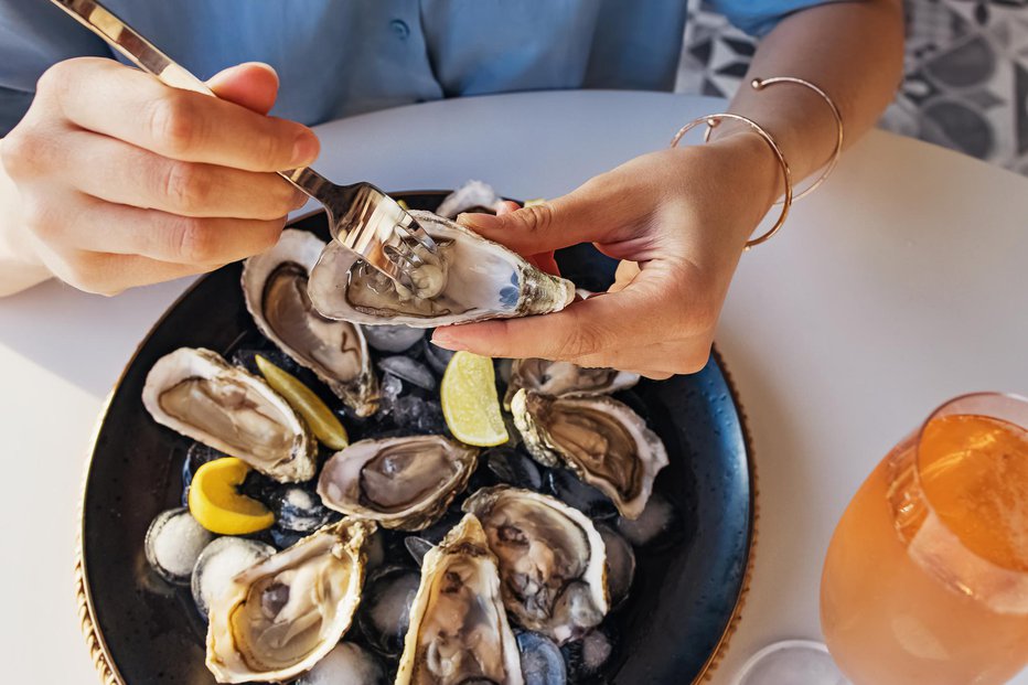 Fotografija: Posebna specialiteta so ostrige, ki jih uživamo surove. FOTO: Chiociolla/Getty Images