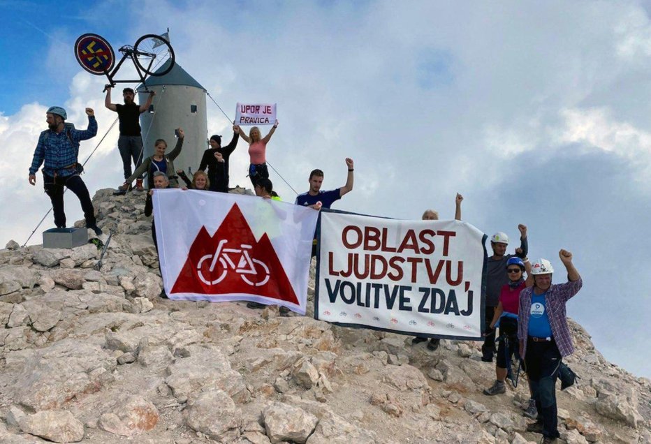 Fotografija: Protestniki na vrhu Triglava. FOTO: Upor.si