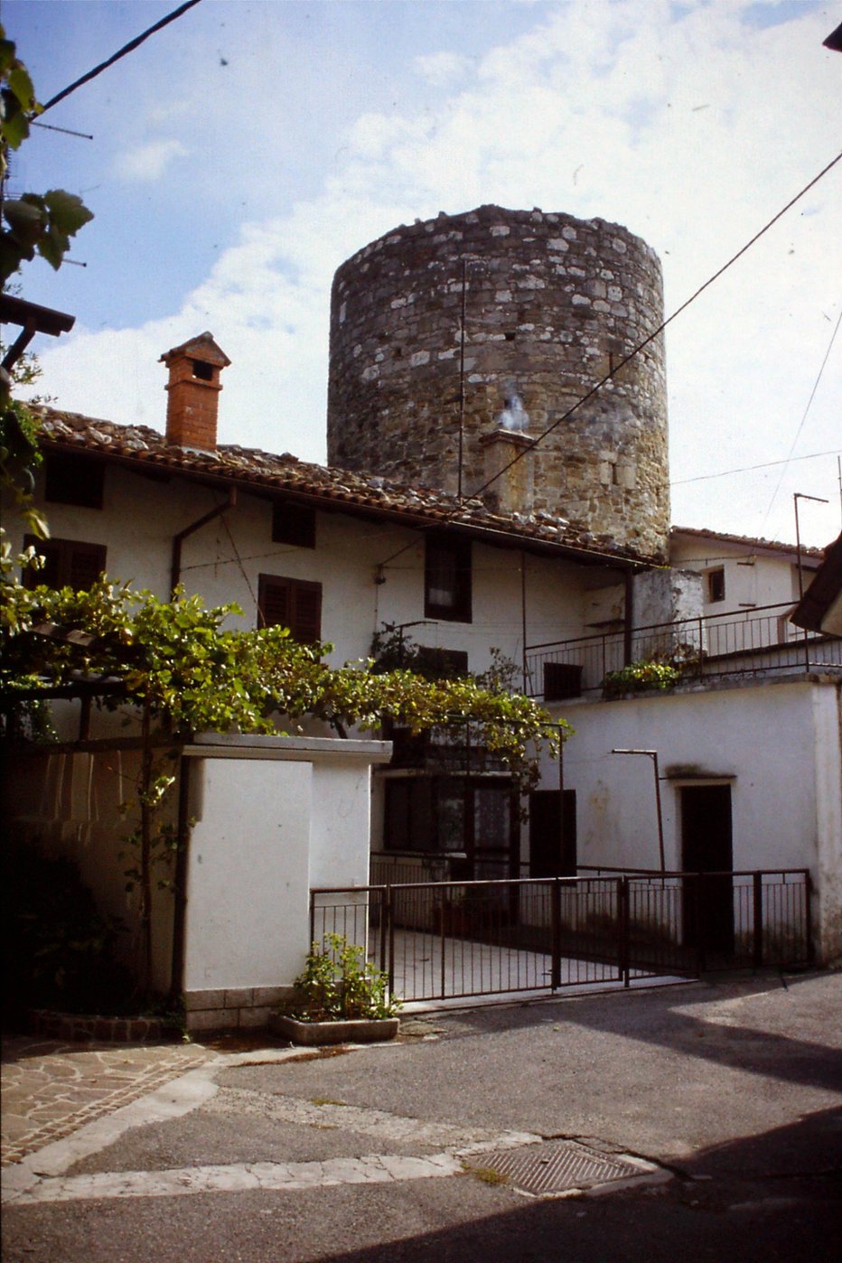 Fotografija: Dobro ohranjen stolp v Ajdovščini Fotografije: Janez Mihovec