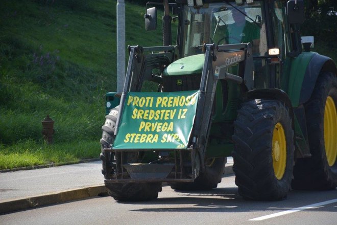Danes so slovenski kmetje s kakšnimi 60 traktorji v Gornji Radgoni protestirali proti kmetijski politiki. FOTO: Oste Bakal