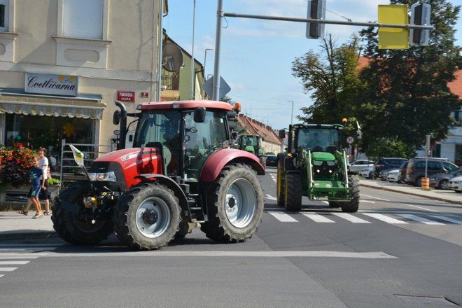 Danes so slovenski kmetje s kakšnimi 60 traktorji v Gornji Radgoni protestirali proti kmetijski politiki. FOTO: Oste Bakal
