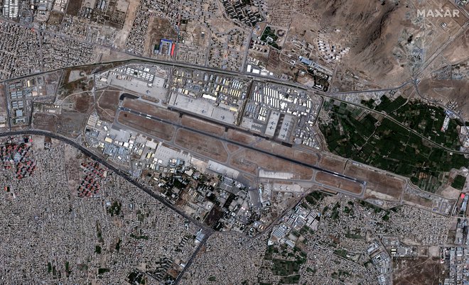 Napad se je zgodil na območju letališča. FOTO: Maxar Technologies, Via Reuters