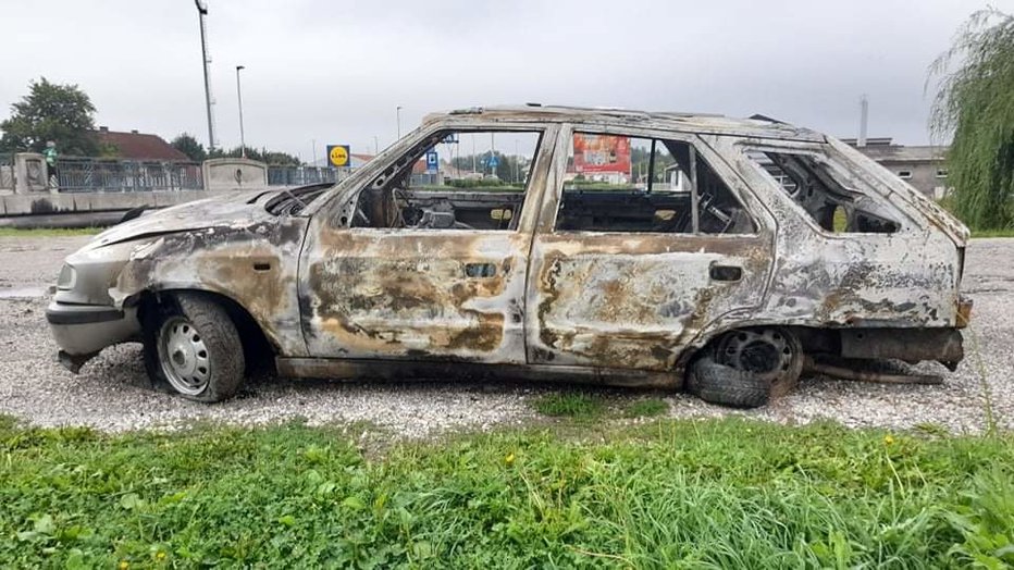 Fotografija: Avto je pogorel. FOTO: PU Murska Sobota