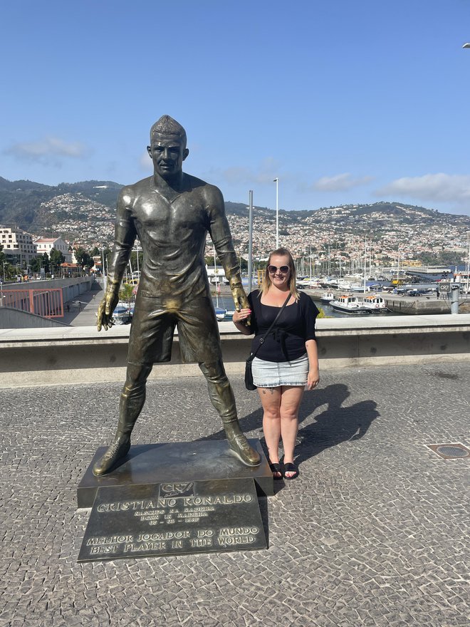 Prva fotografija, ki jo je naredila na Madeiri, je bila s kipom nogometaša Ronalda. »Čeprav je ta obrabljen na zelo posebnih delih,« se trenutka v smehu spominja Tanja.
